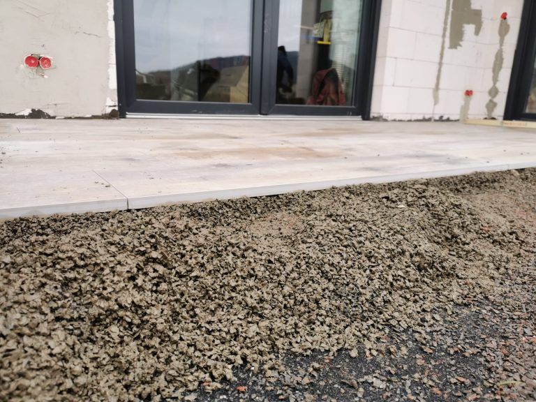 Terrasse mit Feinsteinzeugfliesen