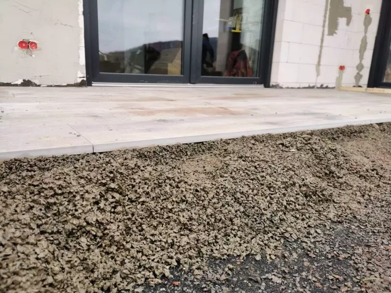 Terrasse mit Feinsteinzeugfliesen
