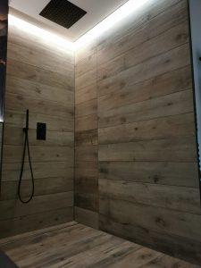 ebenerdige Dusche mit Lichtleiste