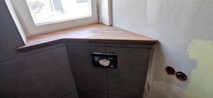 Dunkle Feinsteinzeugfliese Badezimmer