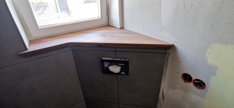 Dunkle Feinsteinzeugfliese Badezimmer